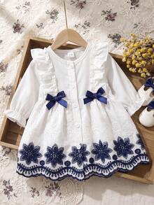 SHEIN Playful Pals 新生女嬰白色圓領長袖洋裝，海軍藍花卉刺繡荷葉邊下擺蝴蝶結裝飾，可愛女嬰婚禮派對秋季款 - 藍白色 - 查看 7