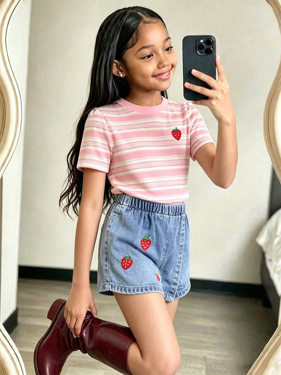SHEIN Elladie kids 女童休閒可愛圓領標準肩寬粉色條紋草莓刺繡T恤與純色牛仔裙套裝,夏季 - 粉色 - 查看 1