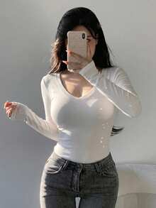 DAZY 秋冬白色休閒基本款性感修身V領街頭風通勤優雅長袖女款T恤，適合日常穿著與夜晚外出 - 白色 - 查看 2