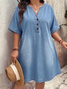 SHEIN EMERY ROSE CURVE 大尺碼女款缺口V領短袖半開襟鈕扣休閒牛仔洋裝 秋季 - 淺色水洗藍 - 查看 6