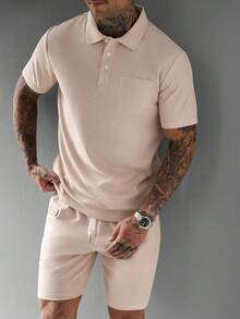Manfinity CasualCool 男士百搭口袋貼布半門襟短袖 Polo 衫與牛仔抽繩腰口袋短褲套裝 - 杏色 - 查看 3