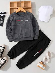 SHEIN 4-7歲男孩秋冬長袖錐形褲2件套，深灰色壓紋圓領衛衣搭配黑色壓紋錐形運動長褲，打造完美搭配的極簡高級休閒男孩套裝 - 灰色 - 查看 3