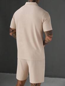 Manfinity CasualCool 男士百搭口袋貼布半門襟短袖 Polo 衫與牛仔抽繩腰口袋短褲套裝 - 杏色 - 查看 2