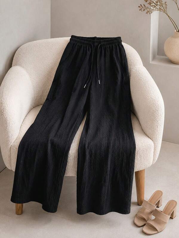 Pantalón de pierna ancha para mujer. Tela muy suave y cómoda. Ajuste de cintura natural con cordón ajustable. Colores lisos sin estampados. Sin bolsillos.
