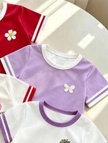 (Patrón aleatorio, 1 pieza aleatoria) Camiseta básica de manga corta para niñas con estampado fresco diario de flores, mariposas, fresas y uvas en contraste rojo & blanco - Multicolor - Ver 5