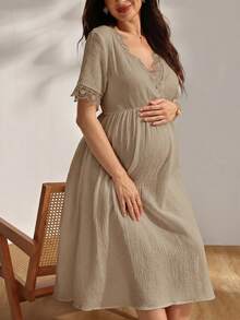 GentleRue Maternity 法式復古孕婦洋裝，純棉蕾絲拼接，V領短袖護肚設計，夏季寬鬆舒適，優雅森系哺乳洋裝 - 卡其色 - 查看 6