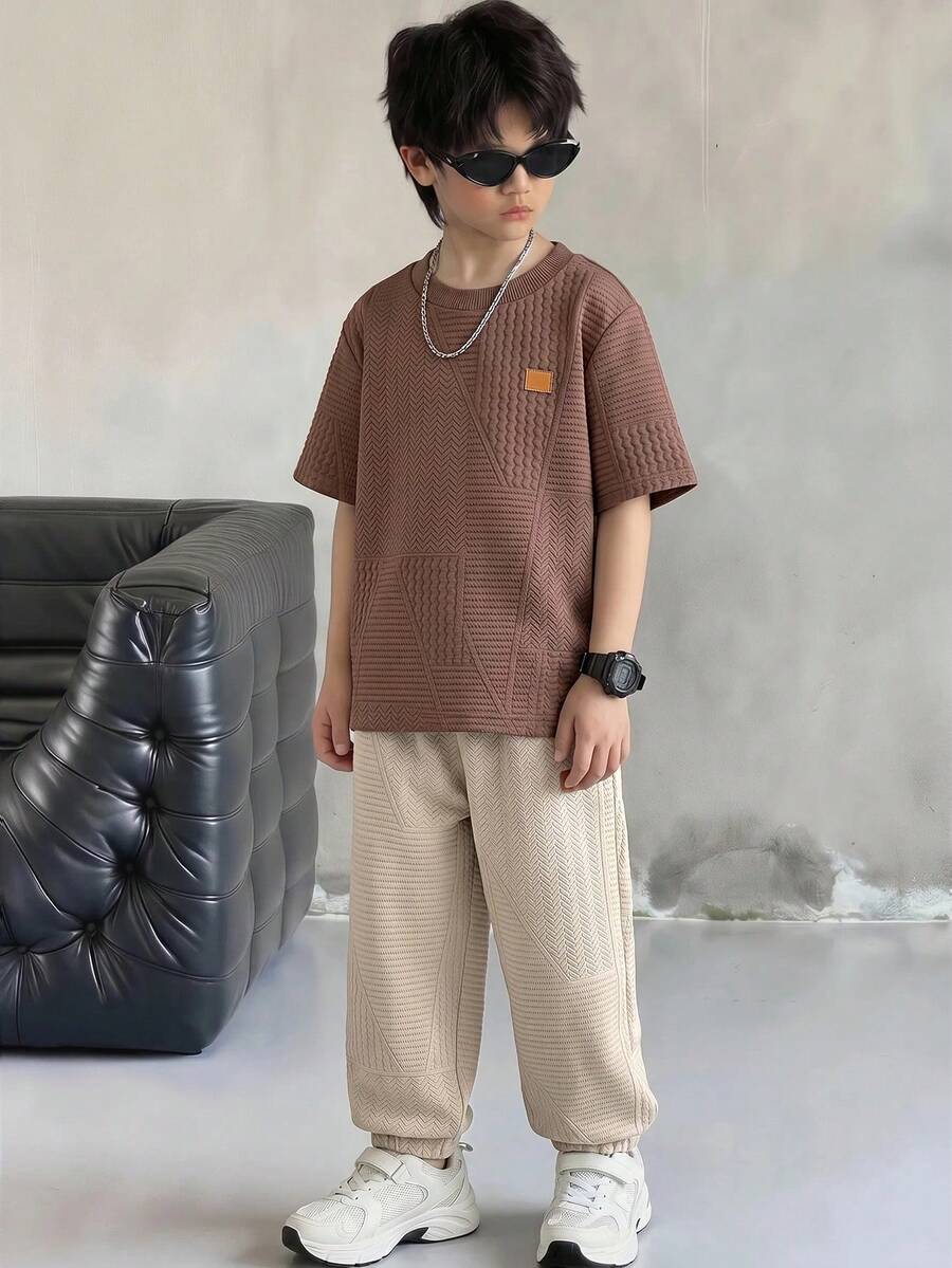 SHEIN 两件套男童休闲棕色短袖针织T恤上衣和卡其色长裤套装,适合春夏季节、日常穿着、运动、郊游、上学、聚会、度假等场合。 - 棕色 - 查看 1