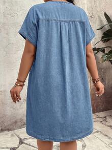 SHEIN EMERY ROSE CURVE 大尺碼女款缺口V領短袖半開襟鈕扣休閒牛仔洋裝 秋季 - 淺色水洗藍 - 查看 3