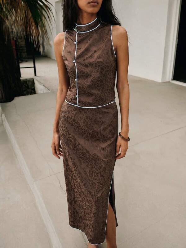 Nöista Chocolate Brown Jacquard Sleeveless Two Pieces Set Features A Delicate Jacquard Brocade Fabric With Subtle Textured Details And Light-Colored Trim, Exuding Modern Elegance. Perfect For Urban Women With An Eastern Aesthetic Inclination Who Appreciate Understated Elegance And Individual Expression During Spring, Summer, And Autumn.