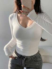 DAZY 秋冬白色休閒基本款性感修身V領街頭風通勤優雅長袖女款T恤，適合日常穿著與夜晚外出 - 白色 - 查看 5