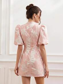 Chiquease Robe courte minimaliste pour femmes avec manches bouffantes, taille cintrée, style de noblesse française élégant, jacquard fuchsia sur base noire, de haute qualité et - Rose bonbon - Voir 2