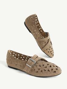 CUCCOO CHICEST 女款鏤空刺繡扣飾舒適平底鞋 - 卡其色 - 查看 10
