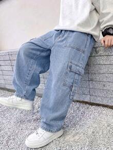SHEIN Casuvi Kids 返校季新品工裝風牛仔褲，時尚休閒風格，男女通用，適合男孩女孩，新上市，淺藍復古色，彈性腰頭，優質棉質牛仔面料，穿著舒適，寬鬆版型，適合時尚搭配、度假、學校、返校季等多種場合，中性牛仔工裝褲 - 淺色水洗藍 - 查看 4