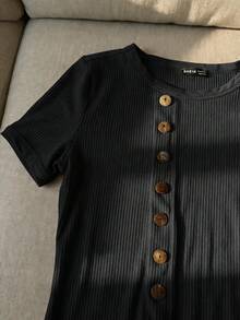Franclia 女款黑色休閒夏季日常純色圓領鈕扣裝飾不對稱下擺短袖羅紋針織修身T恤，百搭女式上衣 - 黑色 - 查看 5