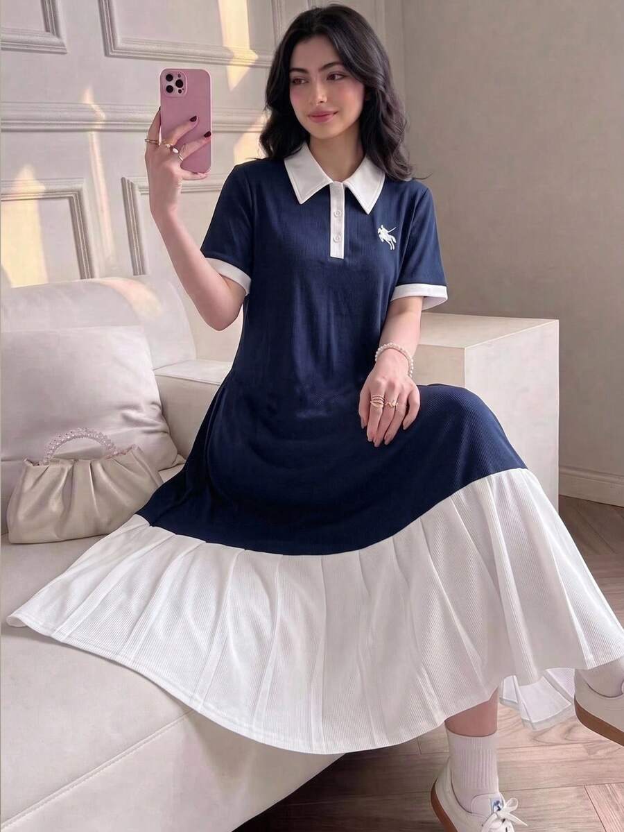 SHEIN 青少年女孩深藍色 Polo 領 Polo 洋裝,刺繡圖案百褶下擺學院風休閒洋裝 - 藍色 - 查看 1
