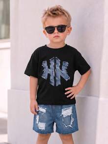 SHEIN Bộ quần áo bé trai màu đen gồm áo cổ tròn tay ngắn và quần short, áo in chữ, quần short thiết kế rách mài, phối màu đen trắng xanh cực ngầu, dáng thoải mái, phù hợp mặc mùa hè - Nhiều màu - Xem 3
