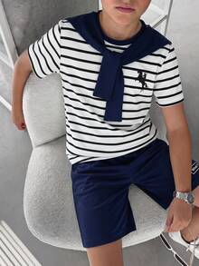 SHEIN Set Kasual Sehari-hari untuk Anak Laki-Laki Usia Remaja: Kemeja Lengan Pendek Motif Ksatria Bergaris dan Celana Pendek - Navy Blue - View 5