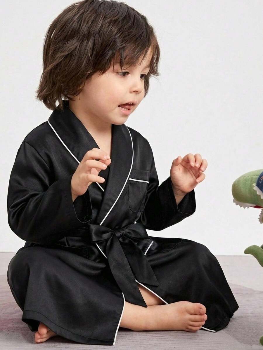 SHEIN 兒童小男孩秋冬純色緞面翻領長袖繫帶晨袍浴袍,適用居家、浴室、海灘等多場合 - 黑色 - 查看 1