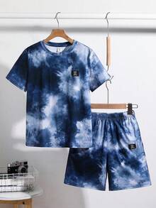 SHEIN 2件套男童休闲扎染短袖T恤短裤套装，适合通勤、上学、日常休闲穿着、运动、春夏穿着 - 藍色 - 查看 5