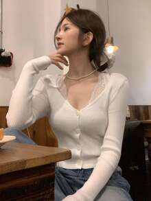 DAZY 女款純色修身短版對比蕾絲長袖休閒優雅度假秋季薄針織開襟衫，適合學校、早午餐，白色 - 白色 - 查看 6