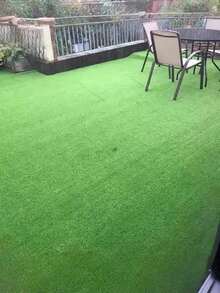 1 pieza Césped artificial verde de alta calidad, material duradero y delgado, fácil de cortar, de bajo mantenimiento, aspecto natural, fácil de instalar, para exteriores e interiores, patio, balcón, parque infantil para mascotas, fondo para fiestas, planificación de eventos, decoración de paisajes, alfombra de césped falso, la mejor opción - Césped artificial - Ver 2
