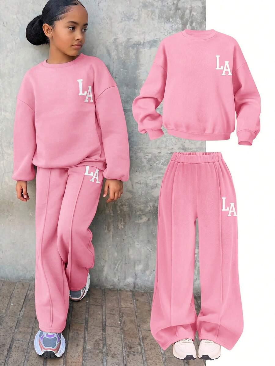 SHEIN 少女休閒「LA」字母印花針織純色寬鬆落肩長袖衛衣與百褶寬腿運動褲套裝,女孩秋季服飾,女孩秋季穿搭,女孩冬季服飾 - 粉色 - 查看 1