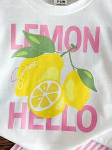 SHEIN Playful Pals 女童夏季短袖兩件套，純白色短袖圓領T恤搭配清新檸檬字母印花，配粉色與白色垂直條紋寬鬆長褲，寬鬆版型舒適活動，清新活力，適合夏季出遊與日常穿著，甜美陽光童年魅力，嬰兒女童短袖套裝 - 白色 - 查看 7