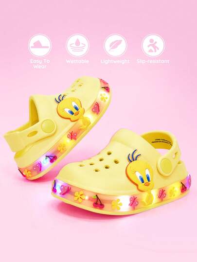 LOONEY TUNES X SHEIN Sandalias infantiles con diseño de dibujos animados, zapatos de jardín con LED luminosos, material EVA ligero, transpirables, de secado rápido y duraderos.