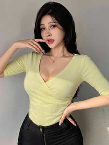 Joudiya 女款黃色交叉設計短袖修身顯瘦T恤，適合夏季、通勤、休閒與街頭穿搭 - 黃色 - 查看 5