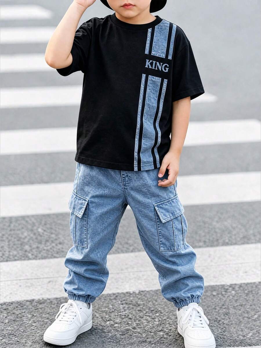2件組條紋與國王印花黑藍對比色百搭時尚舒適圓領短袖T恤搭配黑色慢跑工裝褲套裝,適合四季穿著 - 彩色 - 查看 1