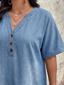 SHEIN EMERY ROSE CURVE 大尺碼女款缺口V領短袖半開襟鈕扣休閒牛仔洋裝 秋季 - 淺色水洗藍 - 查看 8