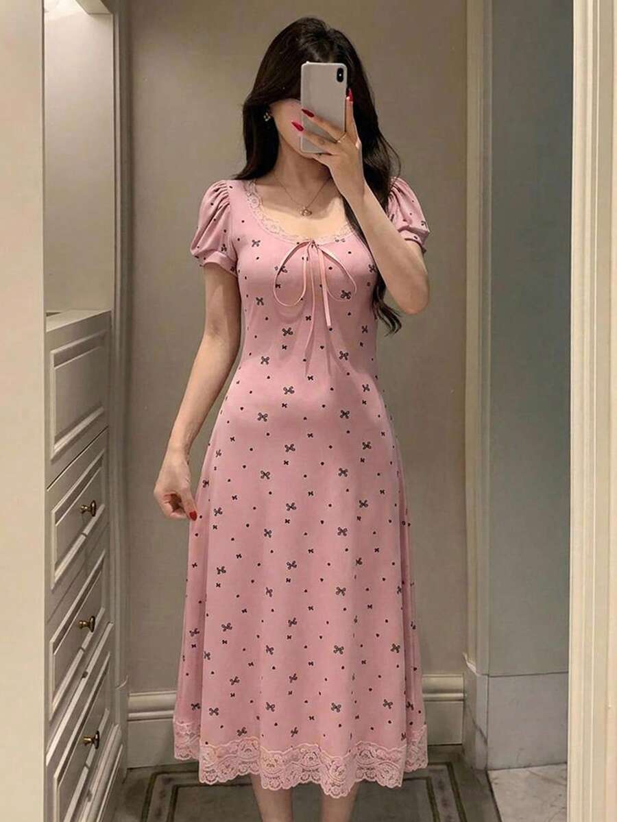 DAZY 甜美蝴蝶結圖案滿版印花蕾絲拼接花瓣袖短袖收腰長洋裝夏季女款睡袍 - 粉色 - 查看 1