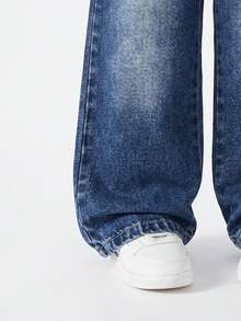 SHEIN 女童牛仔長褲，全新四季款，時尚休閒，復古深藍牛仔布，彈性腰頭不對稱設計，後口袋蝴蝶刺繡設計，時尚直筒版型，柔軟舒適面料，百搭日常穿著，春/秋新款女童牛仔長褲 - 深色水洗藍 - 查看 7