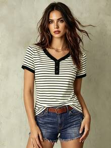 SHEIN Franclia Camiseta de mujer de manga corta con cuello en V y botones, de rayas y contraste - Multicolor - Ver 1