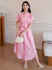 SHEIN 1件少女夏季休閒時尚經典舒適粉色條紋立領短袖中長版寬鬆襯衫洋裝，附開衩下擺與腰帶，適合日常穿著、購物、度假及其他場合 - 粉色 - 查看 4