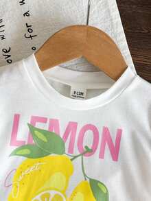 SHEIN Playful Pals 女童夏季短袖兩件套，純白色短袖圓領T恤搭配清新檸檬字母印花，配粉色與白色垂直條紋寬鬆長褲，寬鬆版型舒適活動，清新活力，適合夏季出遊與日常穿著，甜美陽光童年魅力，嬰兒女童短袖套裝 - 白色 - 查看 6