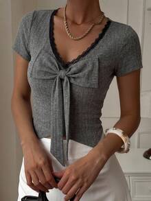 FRIFUL T-shirt d'été pour femmes à col en V, avec bordure en dentelle, couleur contrastante, détail de nœud devant, coupe ajustée slim, manches courtes, style doux - Blanc - Voir 9