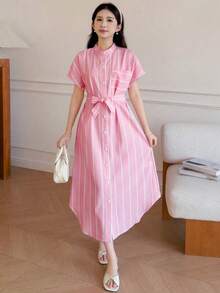 SHEIN 1件少女夏季休閒時尚經典舒適粉色條紋立領短袖中長版寬鬆襯衫洋裝，附開衩下擺與腰帶，適合日常穿著、購物、度假及其他場合 - 粉色 - 查看 5