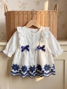 SHEIN Playful Pals 新生女嬰白色圓領長袖洋裝，海軍藍花卉刺繡荷葉邊下擺蝴蝶結裝飾，可愛女嬰婚禮派對秋季款 - 藍白色 - 查看 4