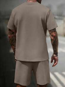 Manfinity Homme 男士大尺碼 T 恤套裝，舒適衛衣面料圓領短袖 T 恤與抽繩鬆緊腰短褲 2 件套，休閒度假、派對、聚會、朋友約會、球類運動、簡約辦公，春夏經典山本風短袖短褲套裝，經典熱銷套裝，適合自穿或送禮給朋友 - 卡其色 - 查看 2