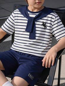 SHEIN Set Kasual Sehari-hari untuk Anak Laki-Laki Usia Remaja: Kemeja Lengan Pendek Motif Ksatria Bergaris dan Celana Pendek - Navy Blue - View 6