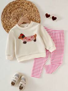 SHEIN Playful Pals 女嬰長袖套裝，奶油白色圓領上衣搭配可愛臘腸狗幼犬印花，俏皮設計。搭配粉色與白色細條紋收口長褲，溫柔可愛，適合日常穿著與外出。休閒日常可愛圓領長袖套裝，卡通動物印花上衣與針織內搭褲，適合女嬰春秋季 - 白色 - 查看 3
