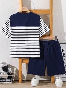 SHEIN Set Kasual Sehari-hari untuk Anak Laki-Laki Usia Remaja: Kemeja Lengan Pendek Motif Ksatria Bergaris dan Celana Pendek - Navy Blue - View 3
