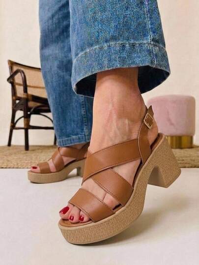 Elegantes sandalias negras de plataforma con tiras cruzadas y tacón grueso de corcho, perfectas para el verano. Sandalias de tacón con punta abierta y plataforma para outfits veraniegos