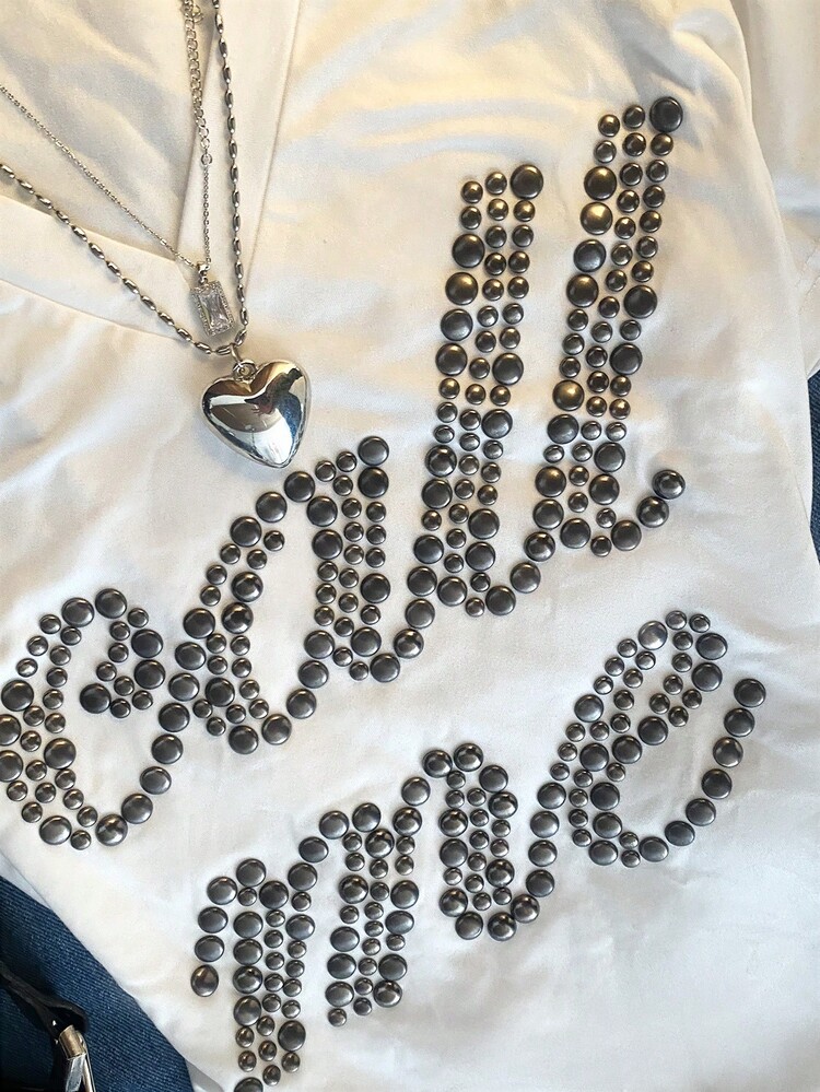 IslaSuriya Kaos Wanita Y2K dengan Hiasan Rhinestone Tebal dan Desain Hot Stamping, Model Seksi dengan Potongan V Dalam, Era 2000-an - MultiWarna - View 4