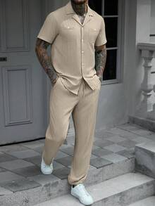 Manfinity CasualCool 男士休闲纯色纹理短袖衬衫搭配抽绳腰宽松直筒裤两件套，男士两件套服装，男装，舒适套装 - 卡其色 - 查看 6