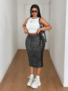 Maweii Women's Plus Size Casual Leopard Print High Elastic Knit Fabric Elastic Waistband Slim Fit Bodycon Skirt With Side Colorblock Ribbon Design, Fashionable Versatile Outing Leopard Print Skirt, New Arrival For Party, Gathering, Night Date, Romantic Date, Vacation, Summer Holiday, Daily Street Wear, Flattering Slimming Figure, Music Festival, Versatile Bodycon Skirt - Multicolor - View 4