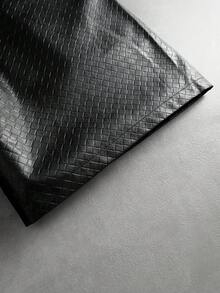 ROMWE MEN Street Life 男士時尚紋理PU短褲，腰部扣環設計 - 黑色 - 查看 7
