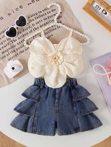 SHEIN Playful Pals 2入組寶寶女孩背心上衣，帶有大花卉和純色，荷邊牛仔短褲和彈性腰帶，時尚夏季裝扮 - 杏色 - 查看 4