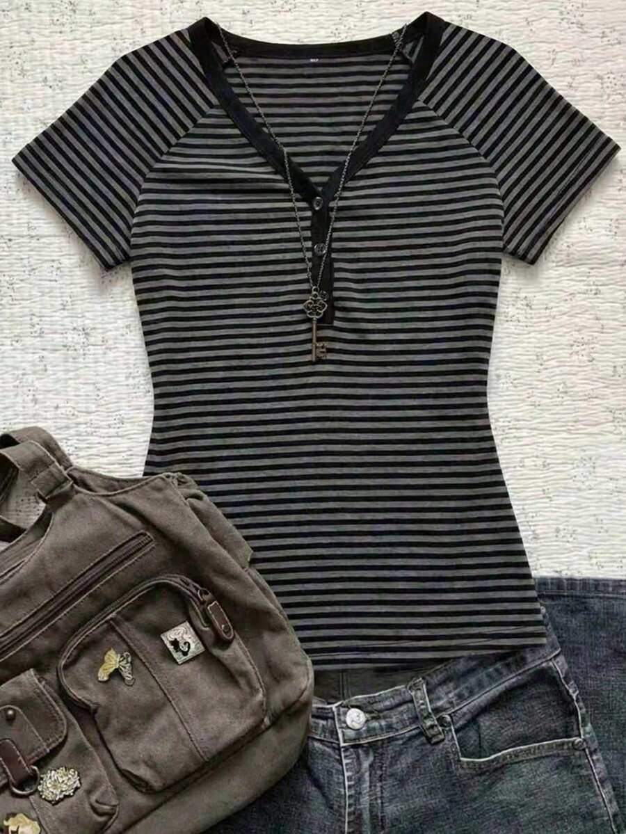 SHEIN Sparklyn Y2K风格条纹短袖T恤，适合少女穿着，夏季新款，V领，纽扣开襟，插肩袖，街头休闲风，修身剪裁 - 彩色 - 查看 1